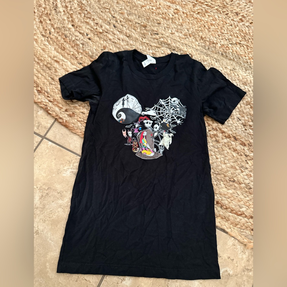 NIGHTMARE BEFORE CHRISTMAS GRAPHIC TEE